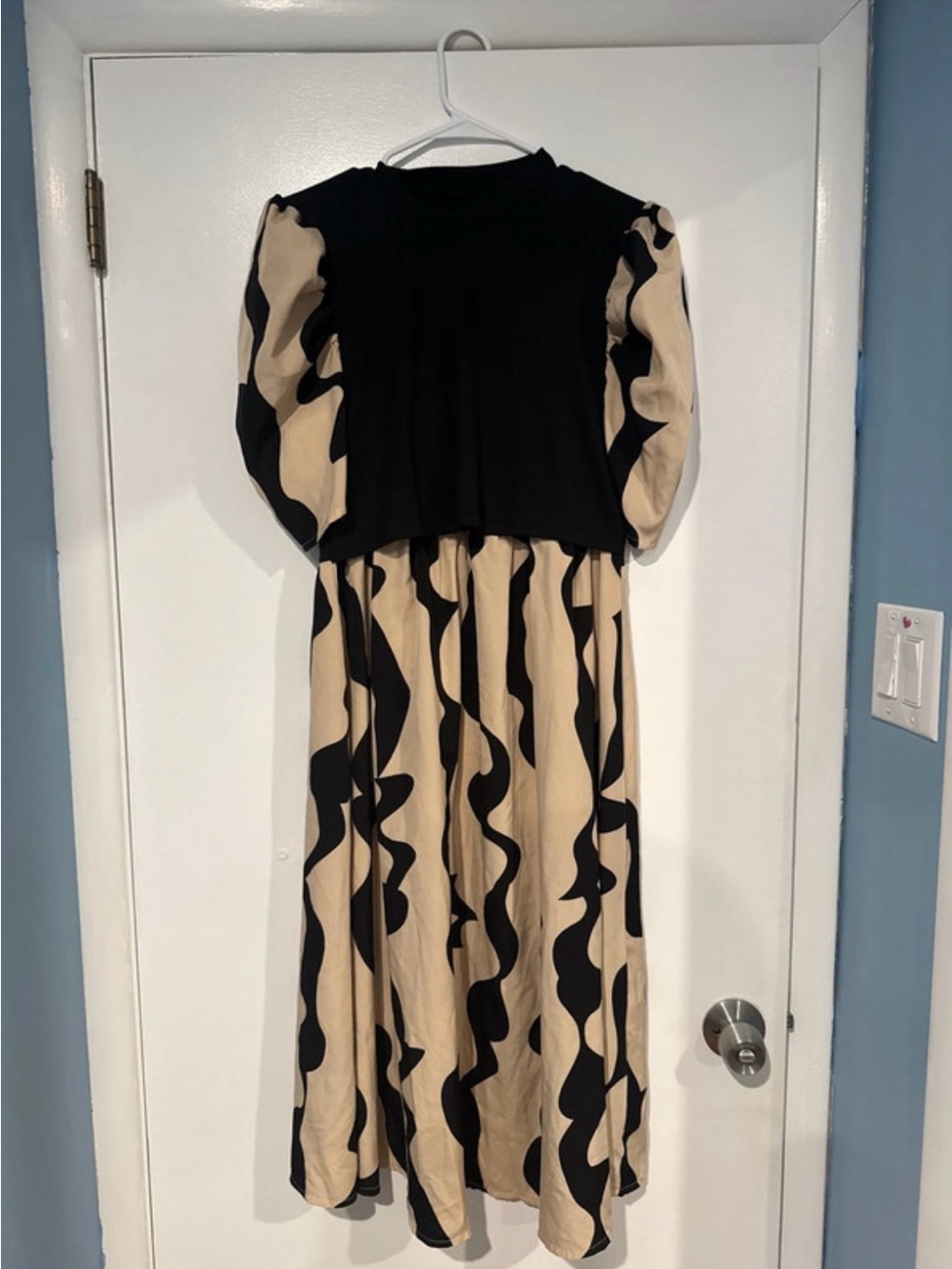 Black & Beige Patterned Puff-Sleeve Midi Dress